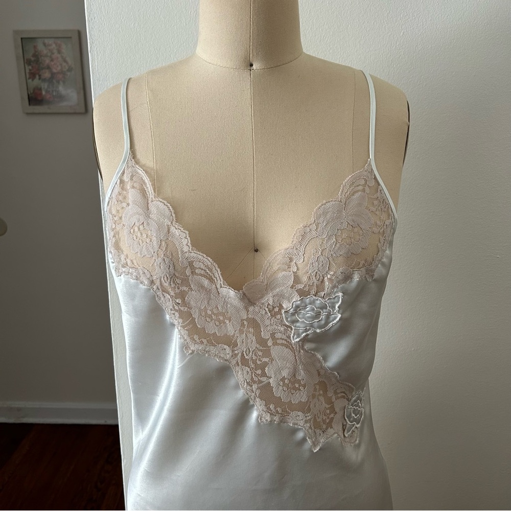Pretty & Delicate Y2K Victoria’s Secret White Lace Slip